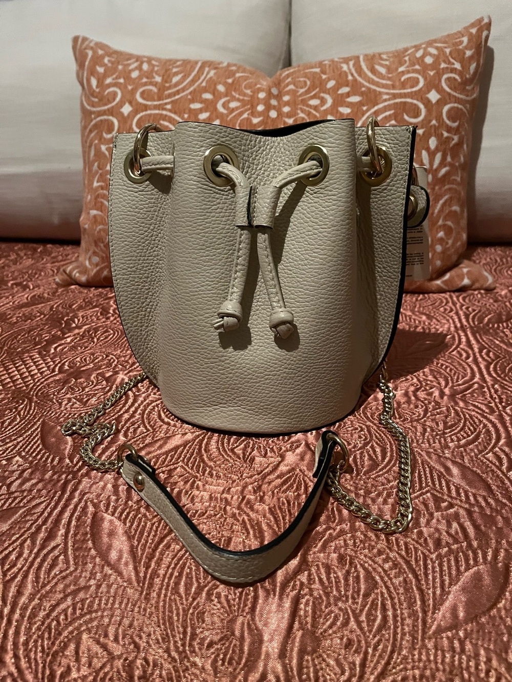 BRAND NEW-DV’s Diva Leather Bucket Bag
